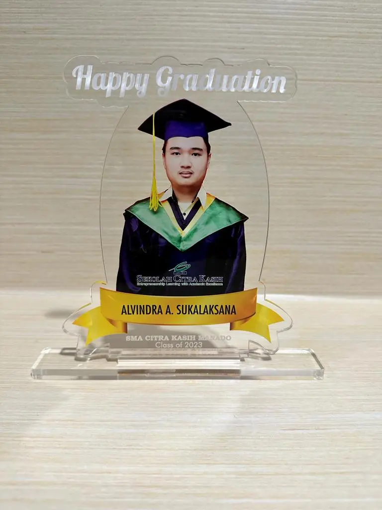 Hadiah Wisuda dan Kado Akrilik Custom