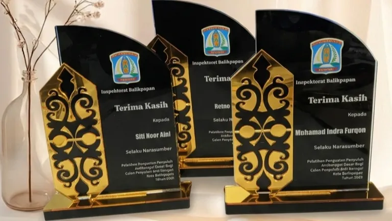 Butuh Cepat? Toko Plakat Akrilik Custom Buka Setiap Hari, Proses 3 Hari Jadi Tanpa Cacat